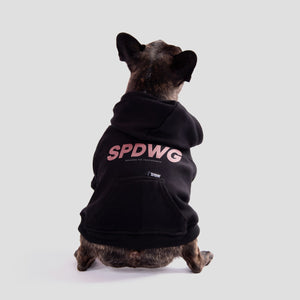 Hond draagt honden hoodie met SPDWG print