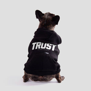 Hond draagt honden hoodie met Trust print