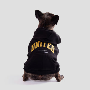 Hond draagt honden hoodie met United print