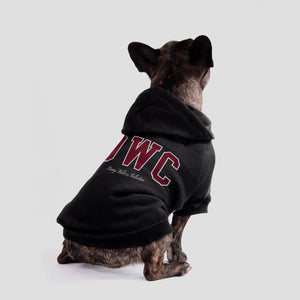 Hond draagt honden hoodie met DWC print