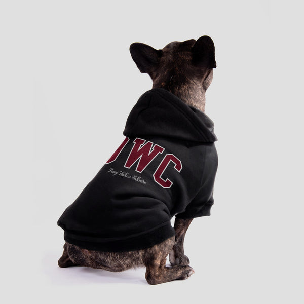 Hond draagt honden hoodie met DWC print