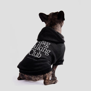 Hond draagt honden hoodie met Dawg Walking Club print
