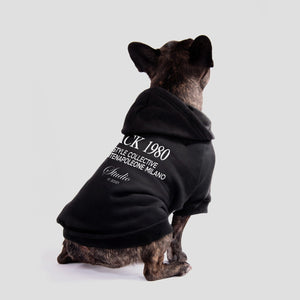 Hond draagt honden hoodie met Pack 1980 print