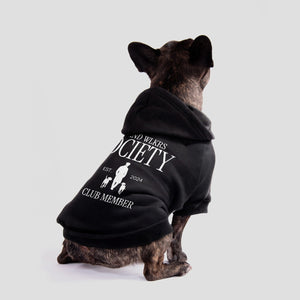 Hond draagt honden hoodie met WKND WLKRS Society print